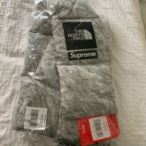 Supreme x THE NORTH FACE paper print scarf
